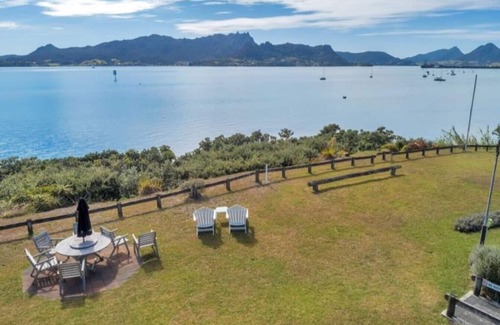 One Tree Point Apartment | The Beach Hut - Waterfront Studio at HarbourLights