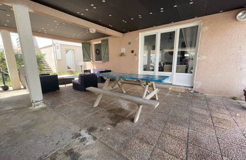 Gruissan Plage Ski Chalet | The beach of chalets. Perfect for family farniente