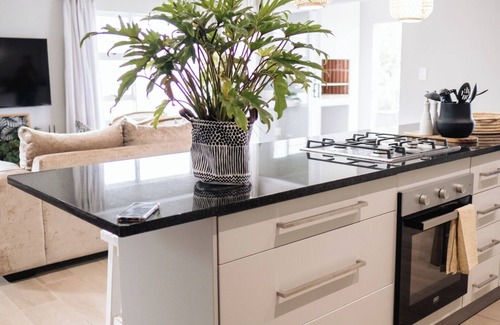Berea House | The Beach Retreat - Modern comfort and luxury! Walk to the Beach!