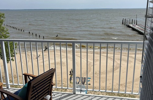 Issue Condo | The Beached Whale! 2-bedroom condo with seasonal pool access in Colonial Beach
