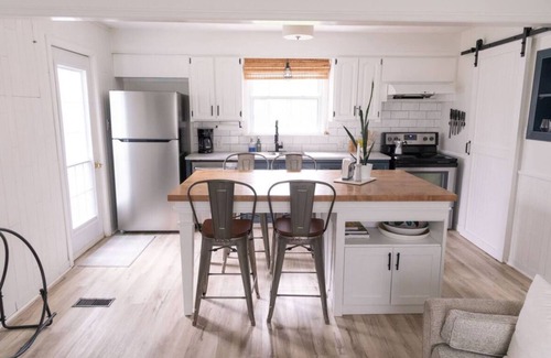 Wasaga Beach House | The Beachwood Bungalow - Cozy Ski Chalet.