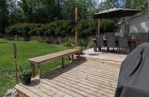 Wasaga Beach House | The Beachwood Bungalow - Cozy Ski Chalet.