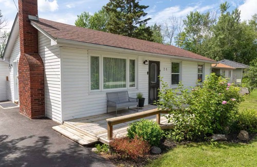 Wasaga Beach House | The Beachwood Bungalow - Cozy Ski Chalet.