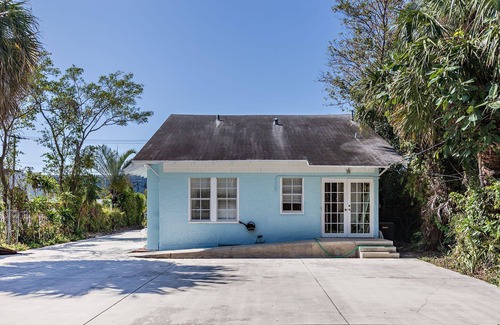 Sunshine Park House | The Beachy Flamingo Villa! 2B/1B Downtown WPB!