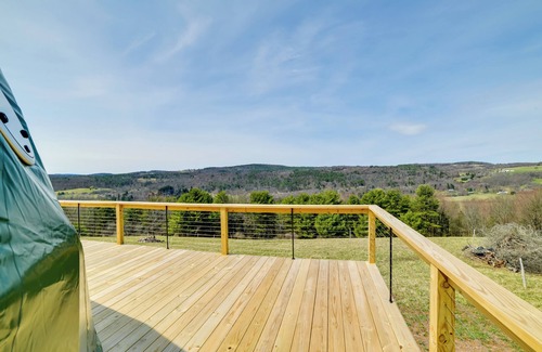 Franklin Apartment | ‘The Bear Dome’ w/Barrel Hot Tub in Franklin!