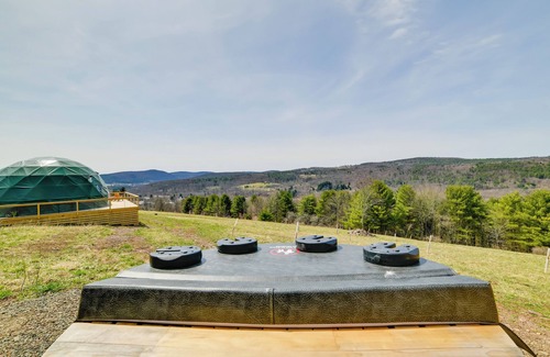 Franklin Apartment | ‘The Bear Dome’ w/Barrel Hot Tub in Franklin!