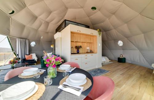 Franklin Apartment | The Bear Dome with Barrel Hot Tub in Franklin!