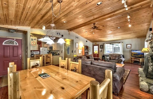 North Upper Truckee House | The Bear's Den 1965np 3 Bedroom Cabin by RedAwning