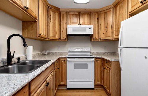 Chestnut Springs Cabin | The Bear's Den at Wintergreen- 6 Bedroom