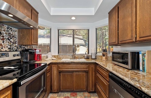 Summit Estates Condo | The Bear's Den By Destination Big Bear: Prime Location! WALK TO SNOW SUMMIT MT. RESORT! The Bears Den Welcomes ALL Mountain Adventure Enthusiasts! Cozy 2 Bedroom Condo!