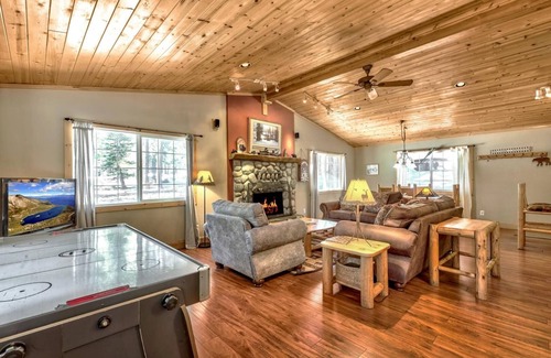 North Upper Truckee Cabin | The Bear's Den Single Story Tahoe Cabin With 3 Bedrooms, 2 Baths, Hot Tub
