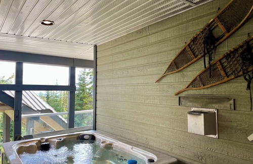 Big White Ski Resort Ski Chalet | The Bear's Den Ski Chalet/Private Hot Tub/Ski In+Out/with Parking/Pet-Friendly!