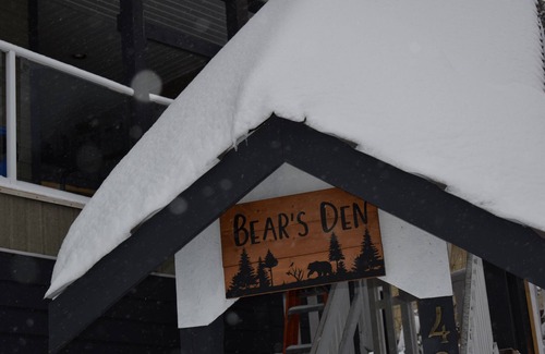 Big White Ski Resort Ski Chalet | The Bear's Den Ski Chalet/Private Hot Tub/Ski In+Out/with Parking/Pet-Friendly!