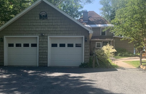 Inlet House | The Bears Cottages House on 4th Lake
