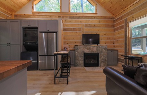 Sevierville House | The Bears Den | Cabin w/Hot Tub + Lake Access