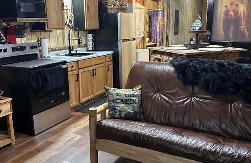 Pine Ridge Cabin | THE BEARS LAIR CABIN- Cabin#2 @ HIDDEN OAKS CABINS