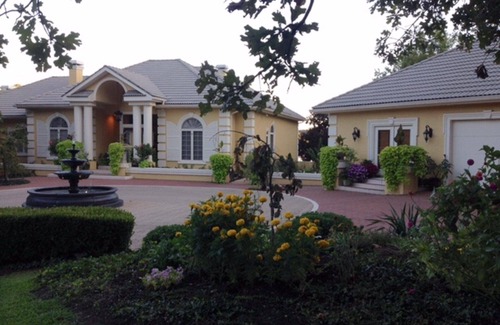 Wolf Creek House | The Beautiful Lake of Egypt's Premier Home Enjoy a 30% discount Oct - April