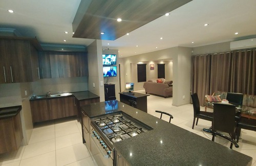 Cape Town House | The Beautiful Zenith House (ZH) Welgelegen