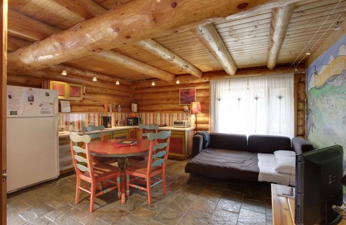 Calgary Cabin | The Beaver House - Beautiful, modern log home - Only 30 minutes from Calgary.