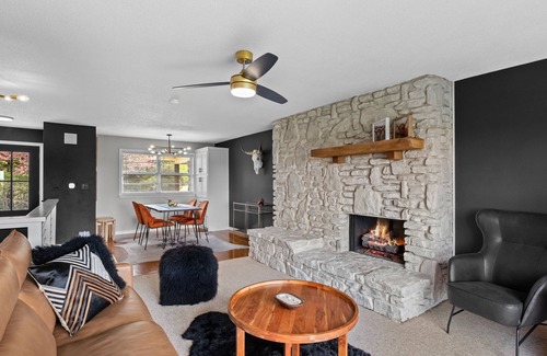 Prairie Creek House | The Beaver Lake Escape - 5 mins to DT Rogers King Beds - Fireplace - Lake Views