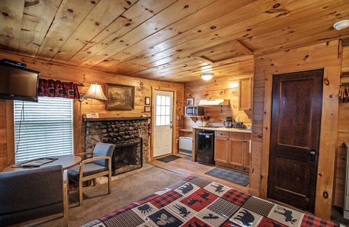 Lincoln Cabin | The Beaver Pond Riverside Getaway at the PEMICABINS