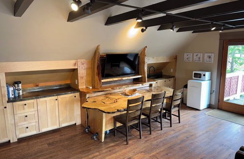 Friday Harbor Condo | The Bee Hive - Heart of Friday Harbor - 2BR Condo, WiFi, AC, Walk to Everything!