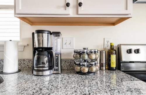 Phoenix Hill House | The Bee Sting in Phoenix Hill