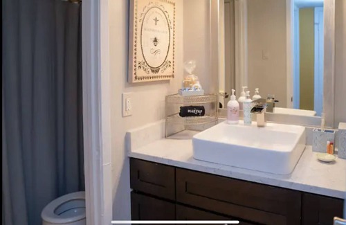 Travis Heights Condo | The Beehive 1BR SoCo Austin condo w/Pool Oasis