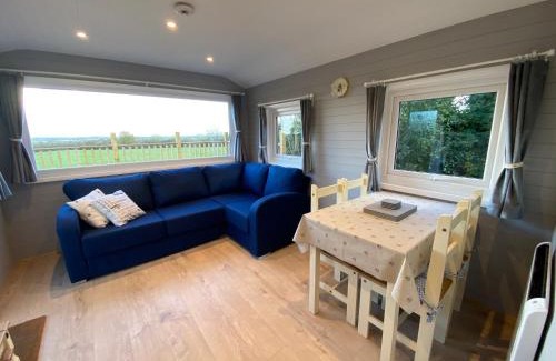 Brazzacott House | The Beehive -Stunning Views - Hot Tub - Romantic