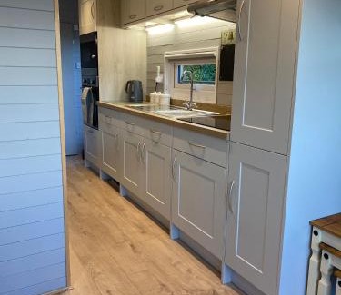 Brazzacott House | The Beehive -Stunning Views - Hot Tub - Romantic