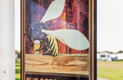 Mundesley Ski Chalet | The Bees Knees,a lovely homely spacious chalet (sleeping)600yds from the beach.