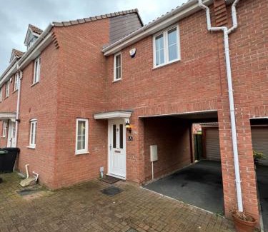 Rushden House | The Belfry 3 Bedrooms 2 Bathrooms Contractors & Family
