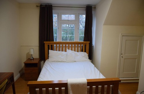 Knowl Hill Hotel | The Bell and Bottle