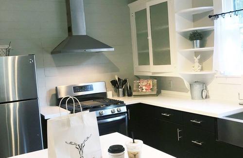 Fredericksburg House | The Bell House | Modernized Bungalow Near Main Street & Hwy 290 Wineries