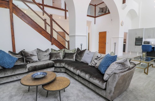 Bonnybridge Cottage | THE BELL TOWER, family friendly, with hot tub in Bonnybridge