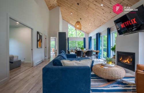 Pont-Rouge Ski Chalet | The Bellevue in Portneuf - Private SPA, Pool, Sauna, 65" TV, Sonos, 30 min from Quebec