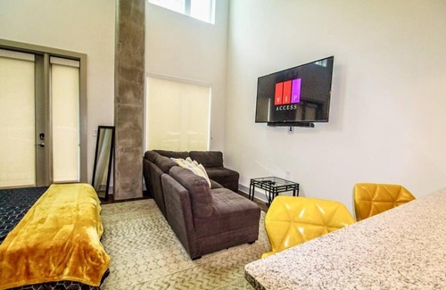 Cabbagetown Apartment | The Beltline Escape 10 Star Location Queen Bed Pkg