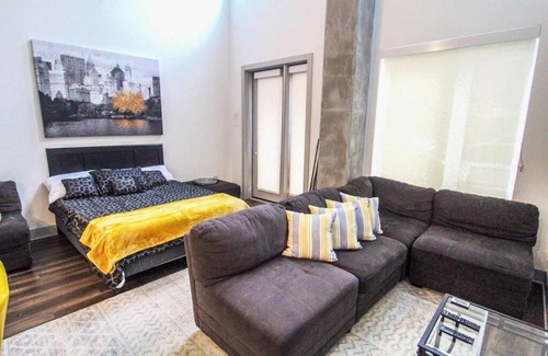 Cabbagetown Apartment | The Beltline Escape 10 Star Location Queen Bed Pkg