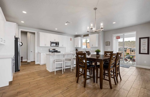 Washington House | The Bend at Paseos: Dog Friendly, Hot Tub, Playstation