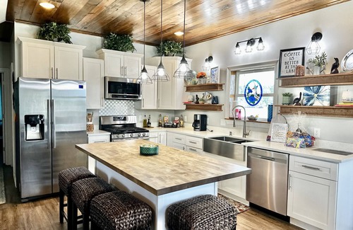 Negreet House | The Bend Waterfront Retreat, Private Boat Launch, Two Docks, Panoramic Views!