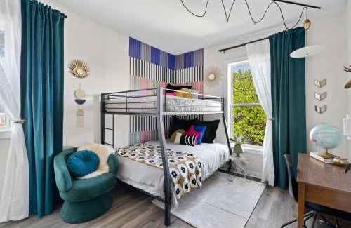Fifth Ward Apartment | The Bentley Condotel, Heart of Walkers Point with Garage, Yard