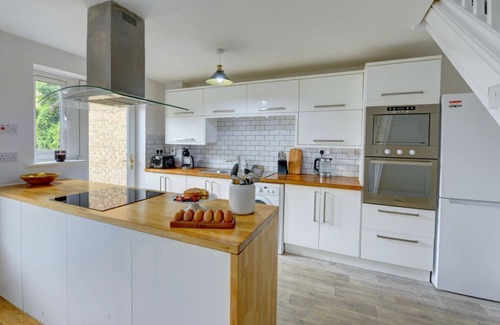 Bletchley Villa | The Bernstein by SILVA | Stylish House with Garden & Parking