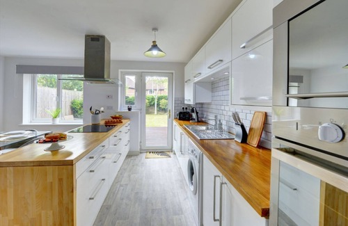 Bletchley Villa | The Bernstein by SILVA | Stylish House with Garden & Parking
