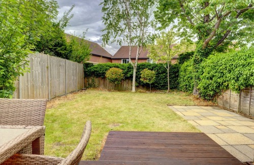 Bletchley Villa | The Bernstein by SILVA | Stylish House with Garden & Parking