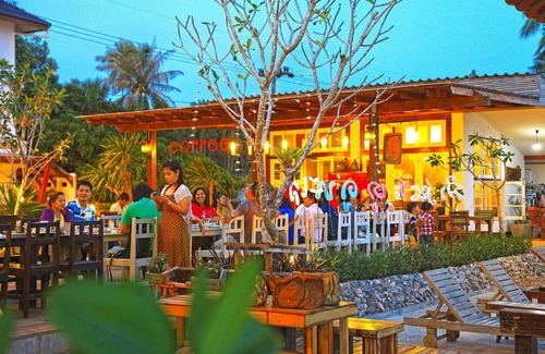 Mae Ram Phueng Hotel | The best 3-star hotel in Bang Saphan located right next to Mae Ram Phueng Beach