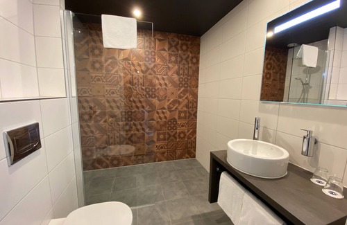 Emmen Hotel | The Best Family Adventure | 4 Modern Haven Close to Wildlands, Nature Sights