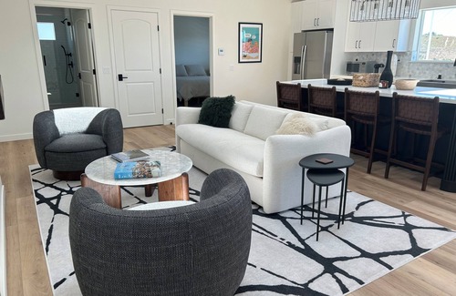 Thousand Oaks Cottage | "The Best" Jacuzzi View Private Luxury Guest Cottage-Better than a Room or Suite