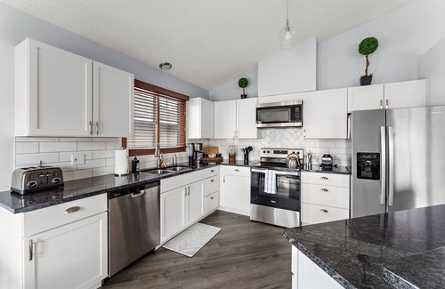 Northeast Minneapolis House | The Best NE Riverfront Dist Home! Large & Mod: 6 BDR & close to all Minneapolis