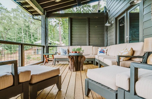 Pleasure Point House | The best of both worlds! Lake Martin home minutes from Jordan-Hare stadium.