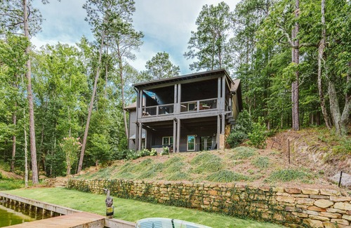 Pleasure Point House | The best of both worlds! Lake Martin home minutes from Jordan-Hare stadium.